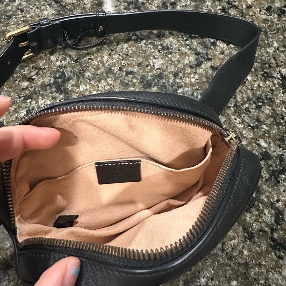 Gucci Black Crossbody Bag with Gold Logo - Picture 4 of 7